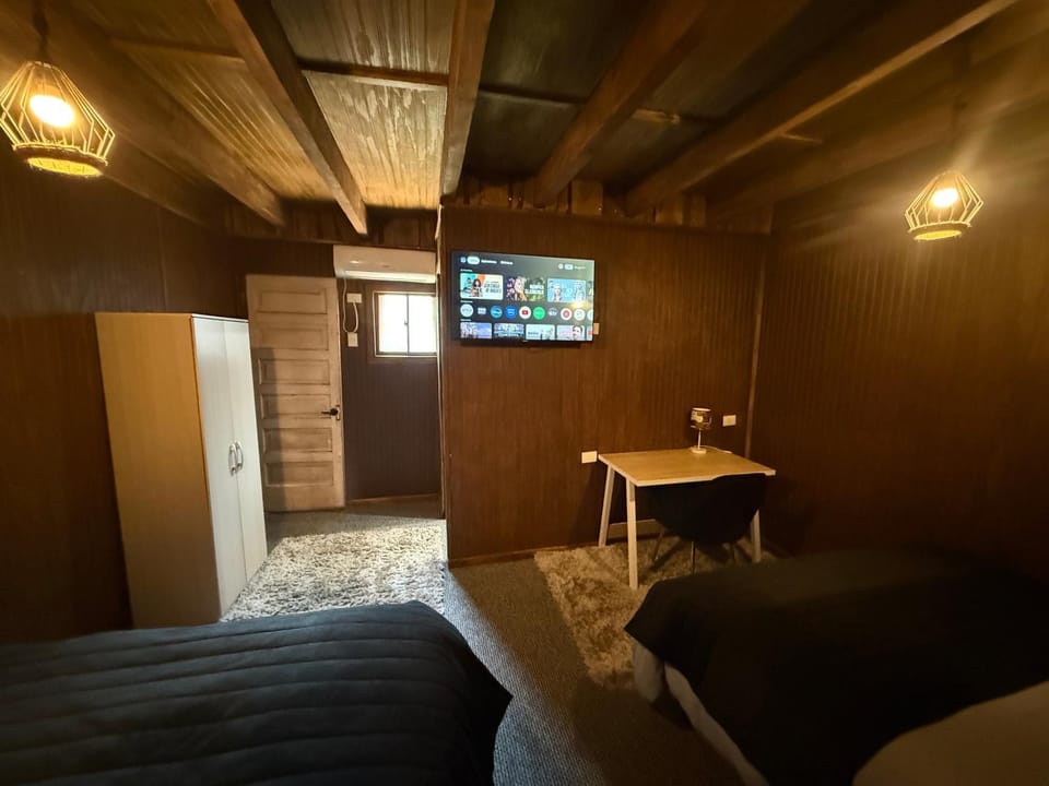 Hospedaje céntrico con AACC, baño privado, TV con plataformas y espacio cowork Bed and Breakfast in Los Ángeles