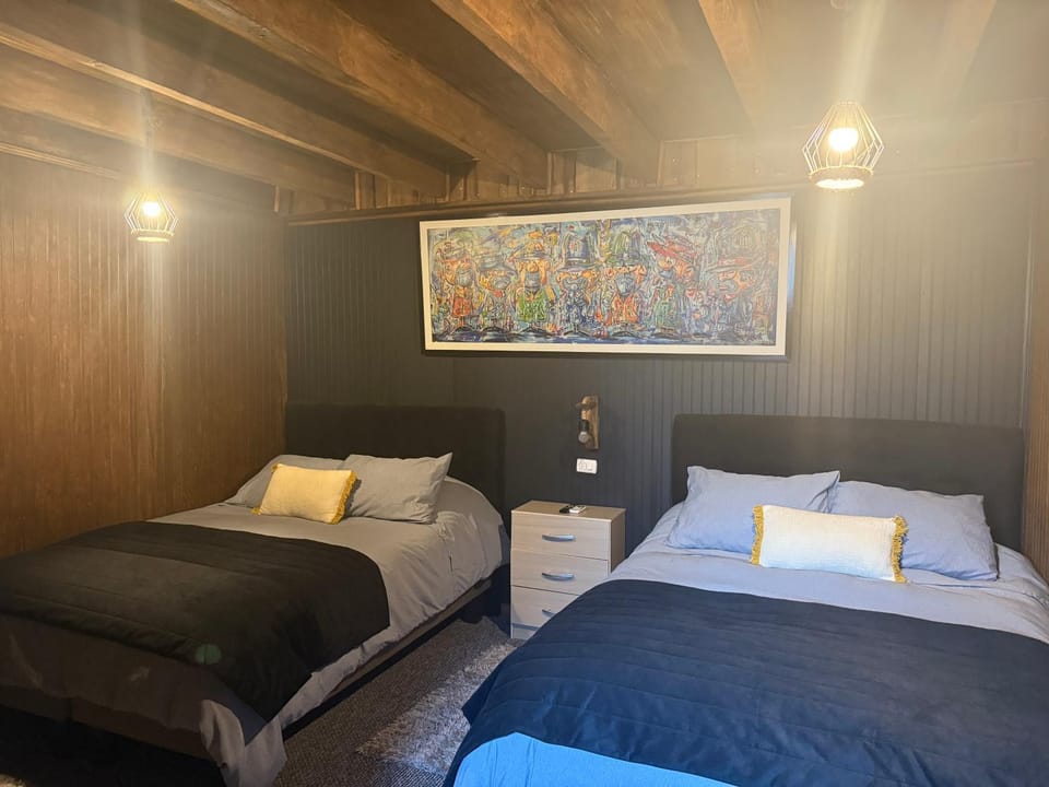 Hospedaje céntrico con AACC, baño privado, TV con plataformas y espacio cowork Bed and Breakfast in Los Ángeles