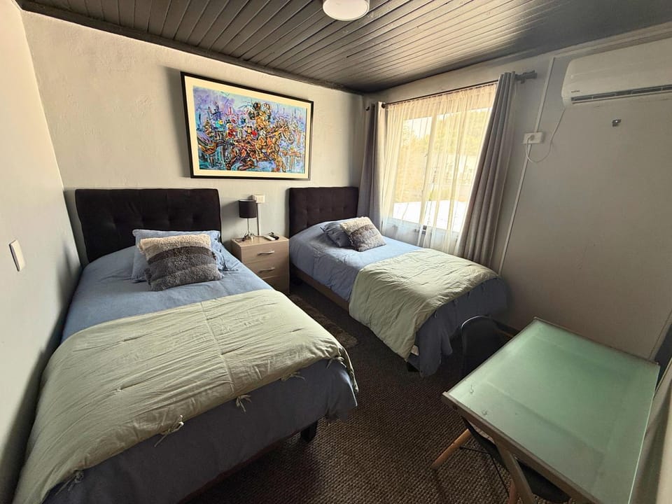 Hospedaje céntrico con AACC, baño privado, TV con plataformas y espacio cowork Bed and Breakfast in Los Ángeles
