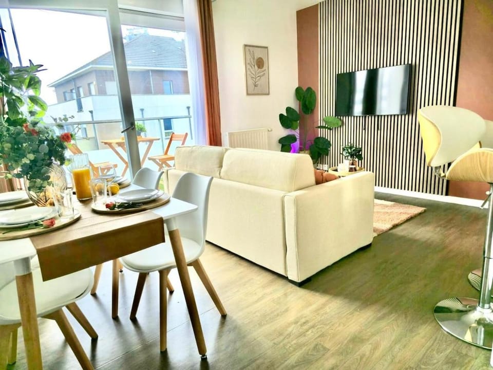 Communal lounge/ TV room, Living room, Dining area