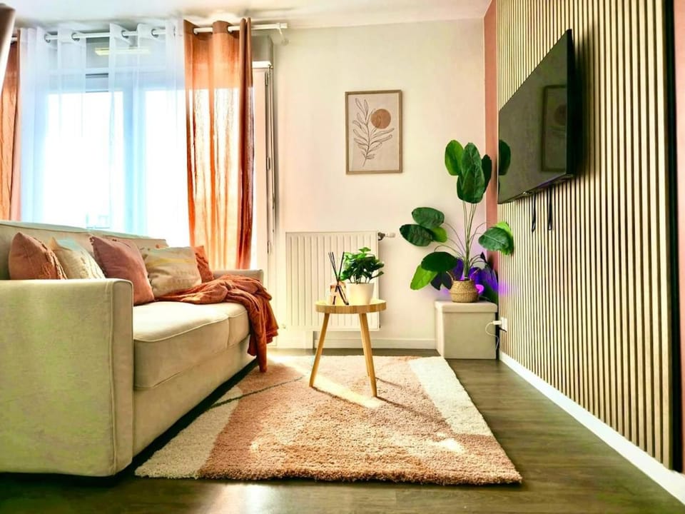 Communal lounge/ TV room, TV and multimedia, Living room