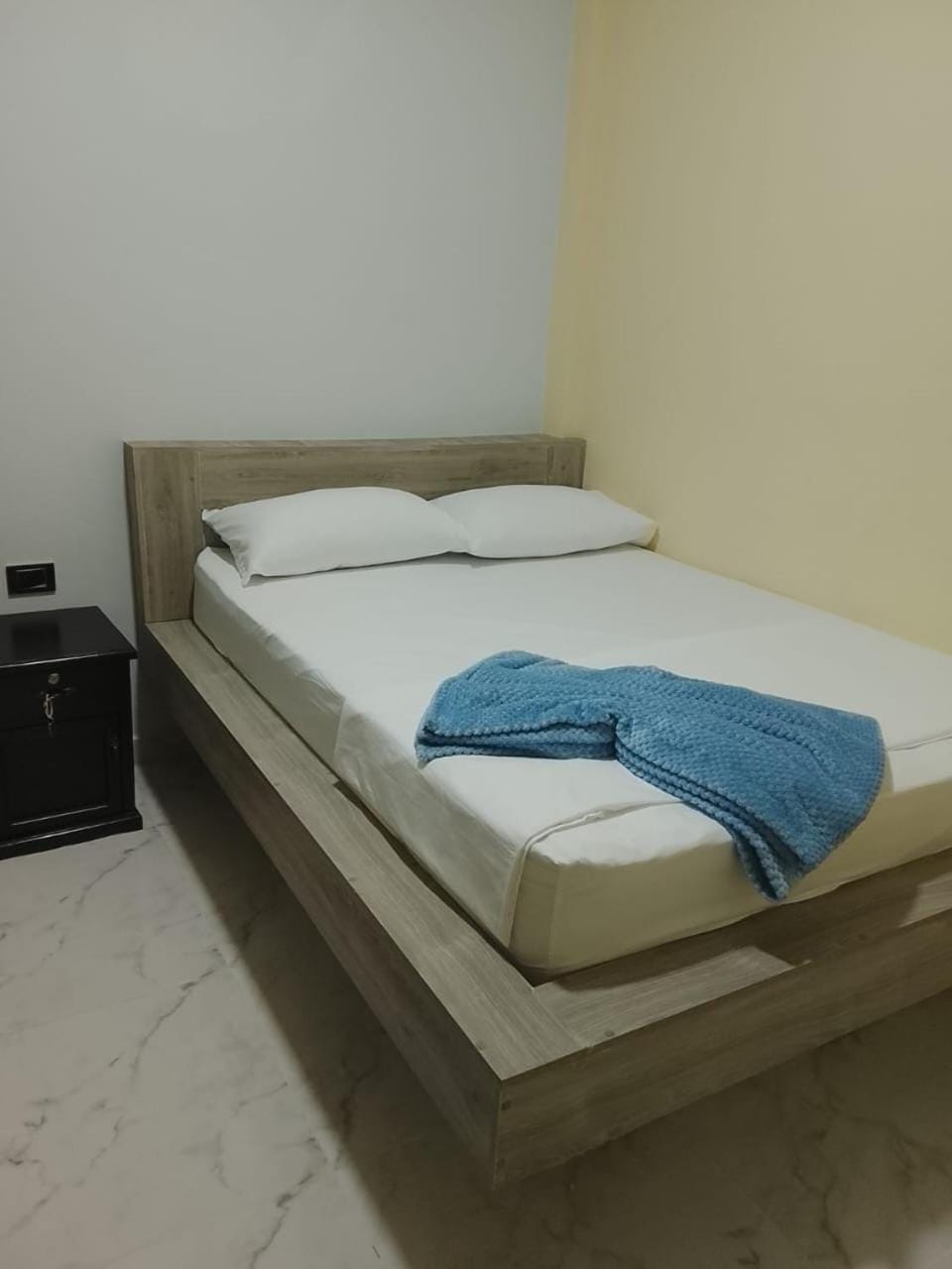 Bed, towels