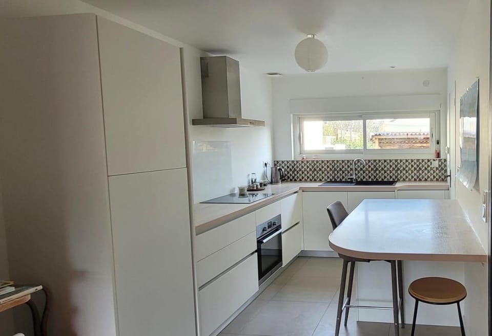 Kitchen or kitchenette, dishwasher, oven, stove