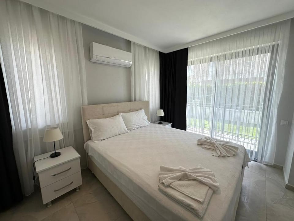 Bed, Bedroom, towels, air conditioner