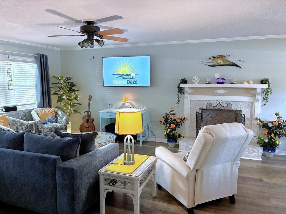 Communal lounge/ TV room, TV and multimedia, Living room, Seating area, Evening entertainment