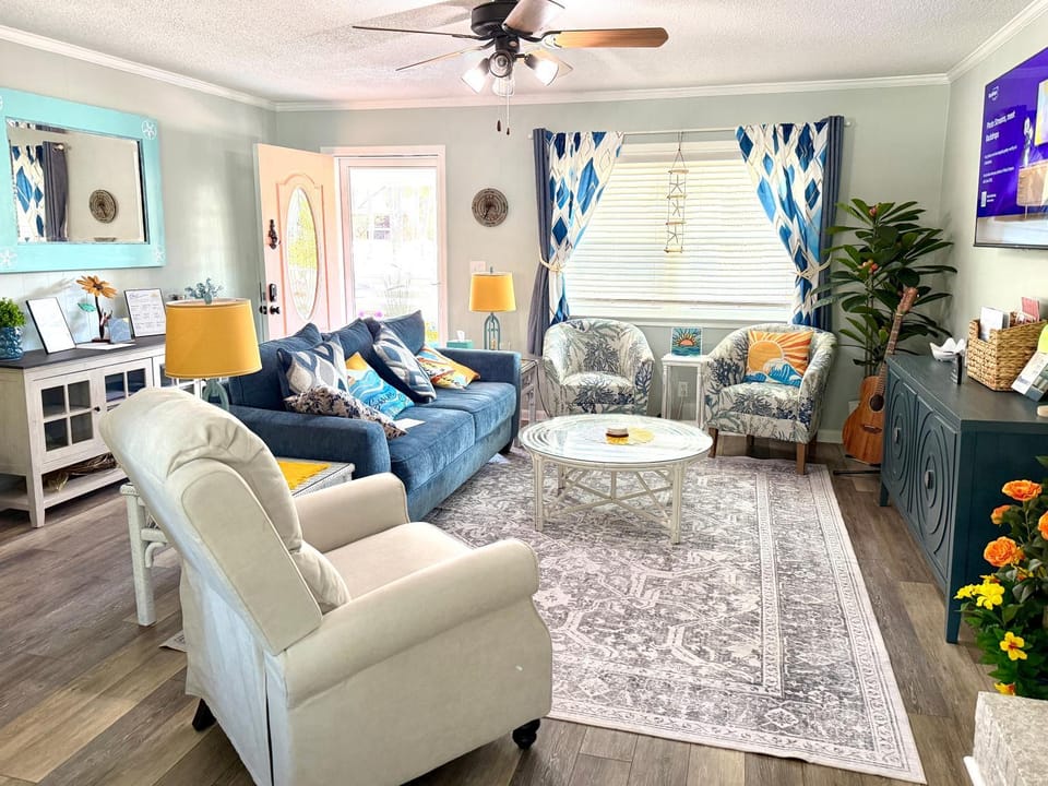 Sunny Daze - 4 BR Home, Walk to Beach, Dining, Shops & Fun, Tranquil Harbor, Oak Island House in Oak Island