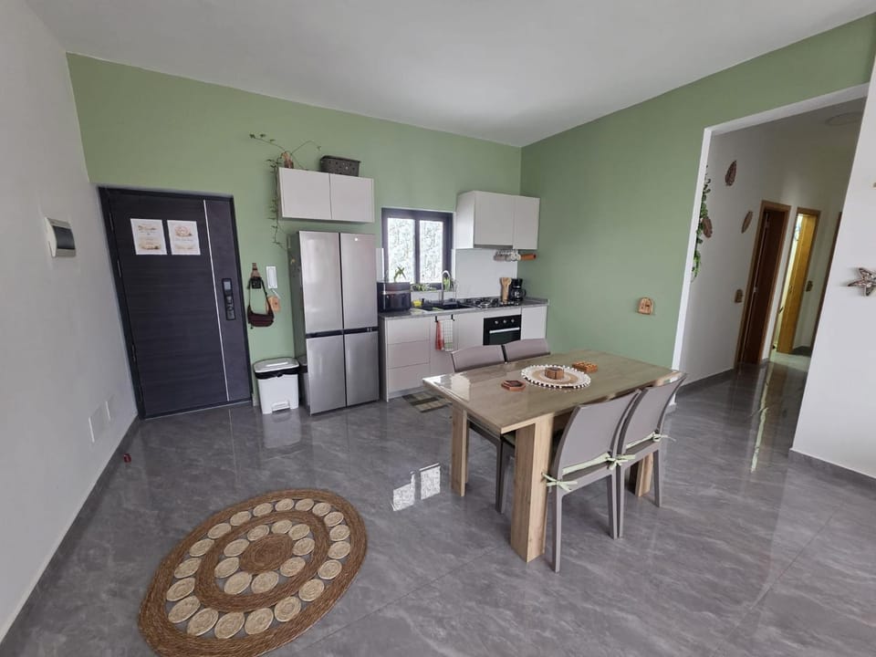 Kitchen or kitchenette, Dining area, oven, stove