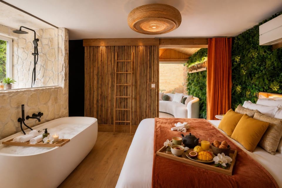 Bed, Photo of the whole room, Bath, towels