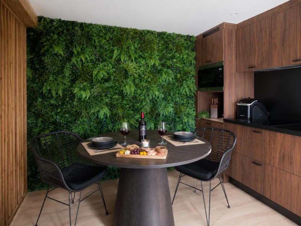 Coffee/tea facilities, Kitchen or kitchenette, Food and drinks, Dining area, minibar