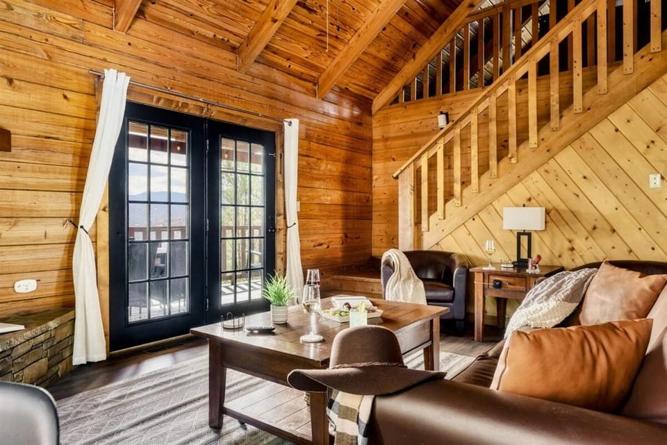 Scenic View Cabin, Hot Tub, Golf, Karaoke, Arcade Cabin in Gatlinburg