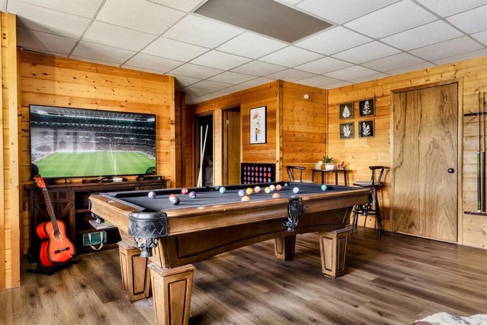 Scenic View Cabin, Hot Tub, Golf, Karaoke, Arcade Cabin in Gatlinburg