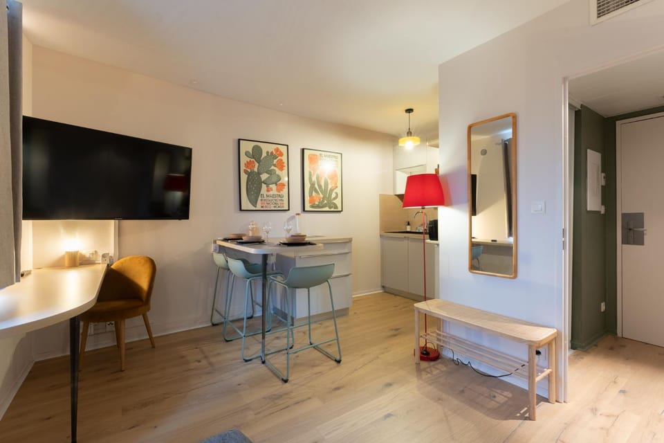 TV and multimedia, Kitchen or kitchenette, Living room, Seating area, Dining area, Meals