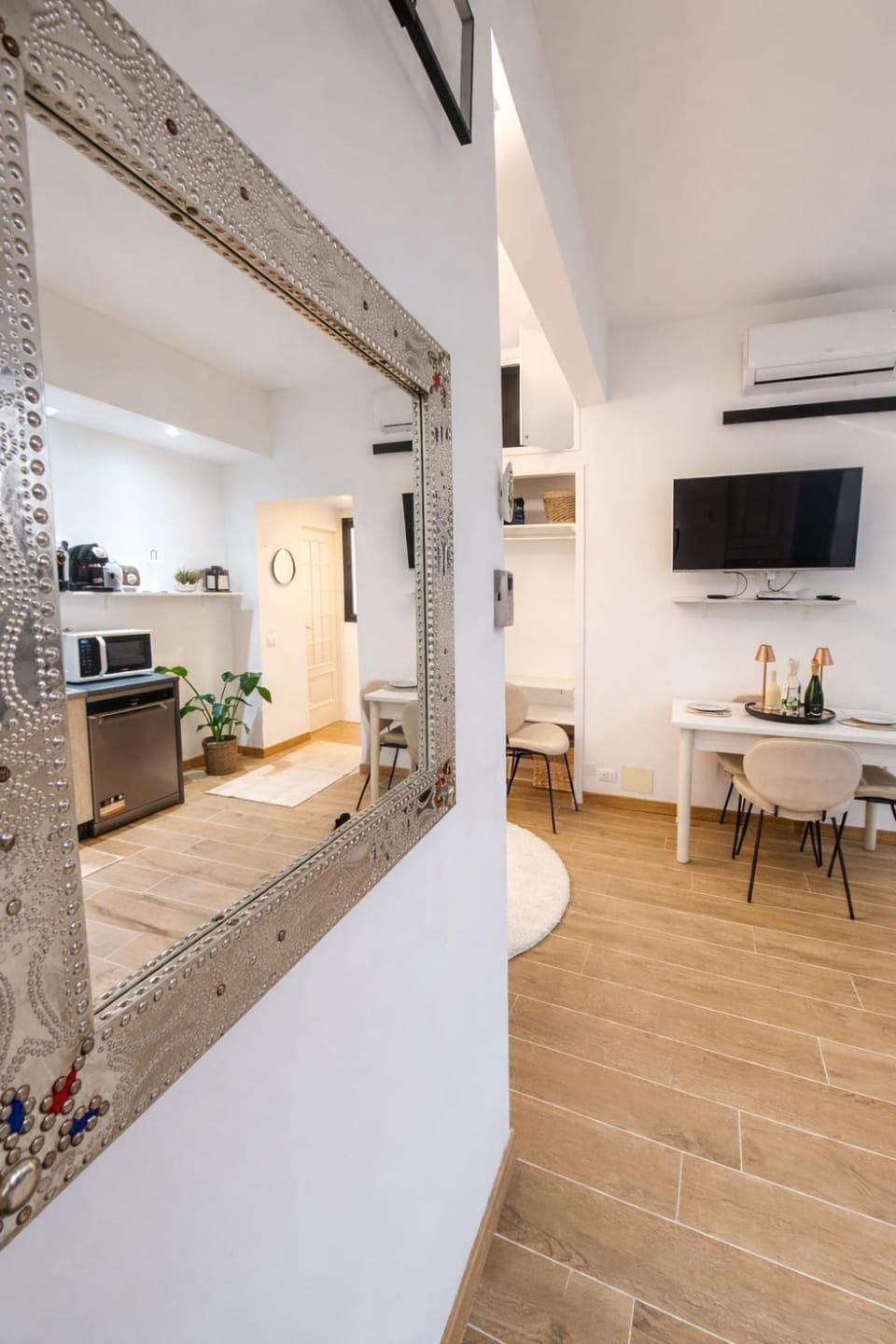 TV and multimedia, Seating area, Dining area, air conditioner