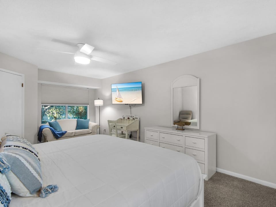 Bed, TV and multimedia, Balcony/Terrace, Seating area, Bedroom, furniture, wardrobe