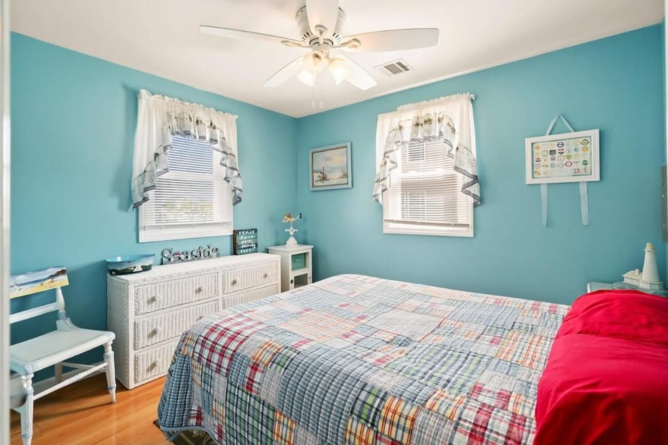 Private 2 bedroom Front House Sleeps 4 Yard, Deck & BBQ Beach Badges House in Seaside Heights