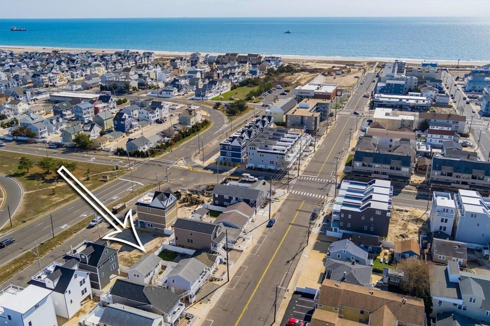 Private 2 bedroom Front House Sleeps 4 Yard, Deck & BBQ Beach Badges House in Seaside Heights
