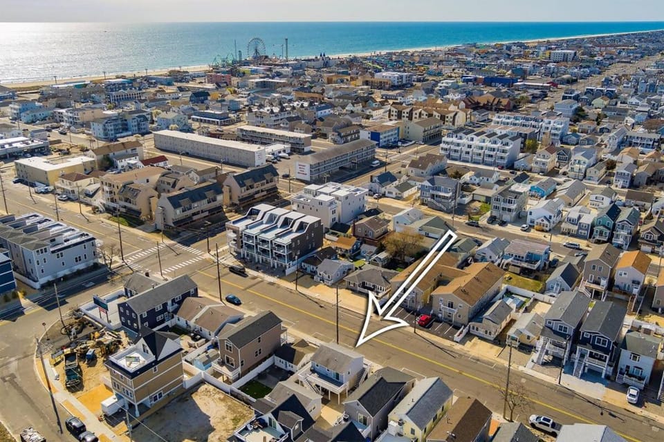 Private 2 bedroom Front House Sleeps 4 Yard, Deck & BBQ Beach Badges House in Seaside Heights