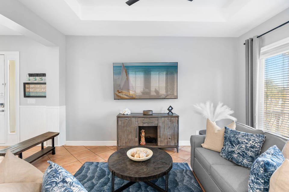 Day, TV and multimedia, Living room, Seating area, fireplace, furniture