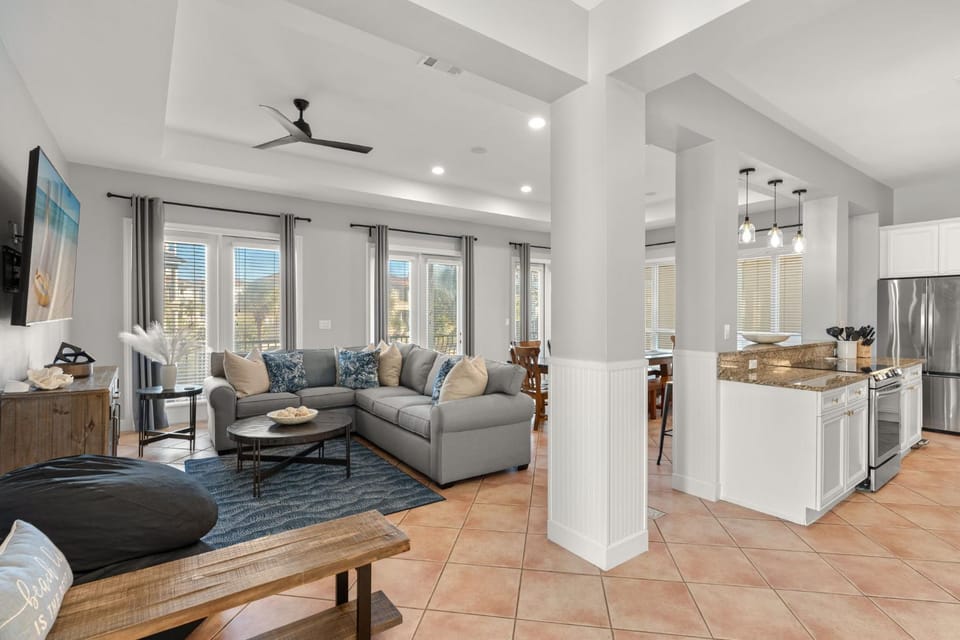 Day, TV and multimedia, Kitchen or kitchenette, Living room, Seating area, furniture