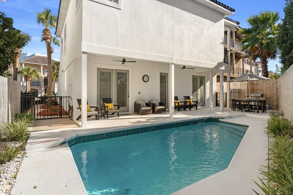 Property building, Patio, Day, Garden, Balcony/Terrace, Seating area, Swimming pool
