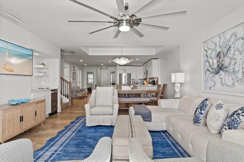 TV and multimedia, Kitchen or kitchenette, Living room, Seating area, Dining area, furniture
