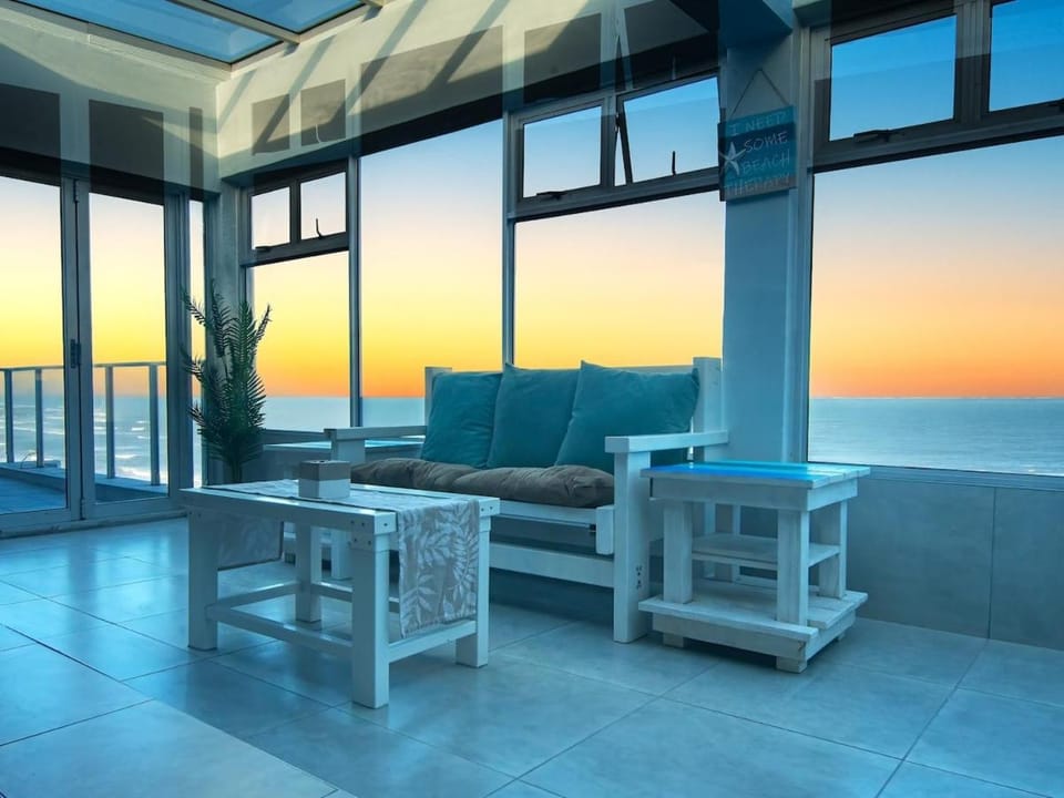 Patio, View (from property/room), Balcony/Terrace, Living room, Seating area, Sea view, Sunrise, Sunset