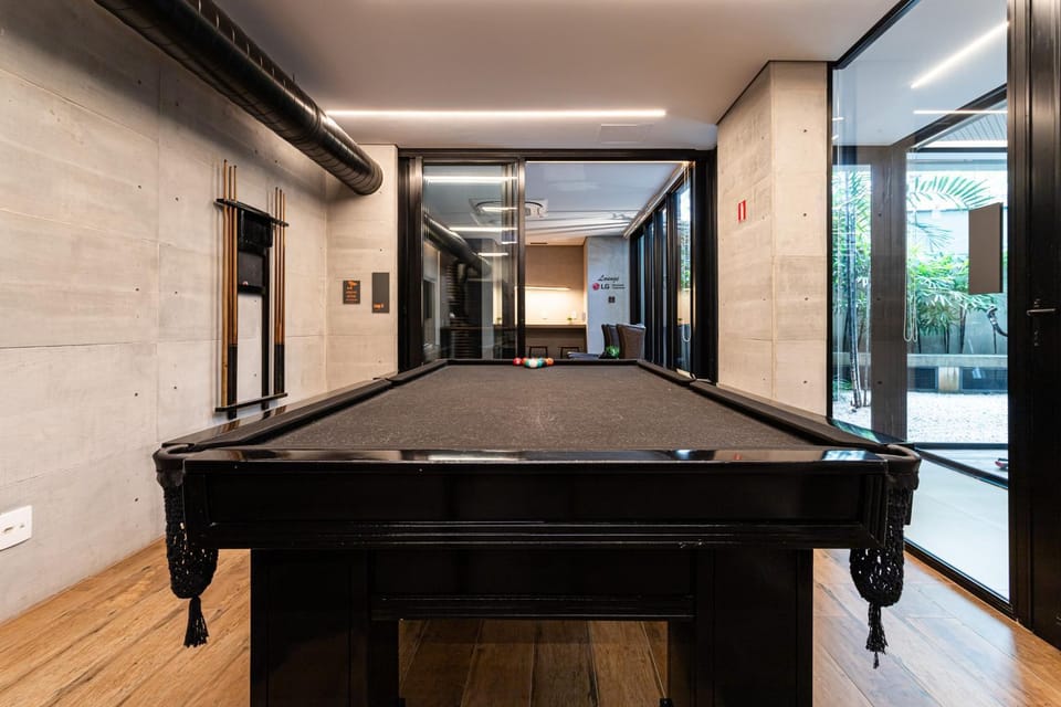 Billiard, Game Room
