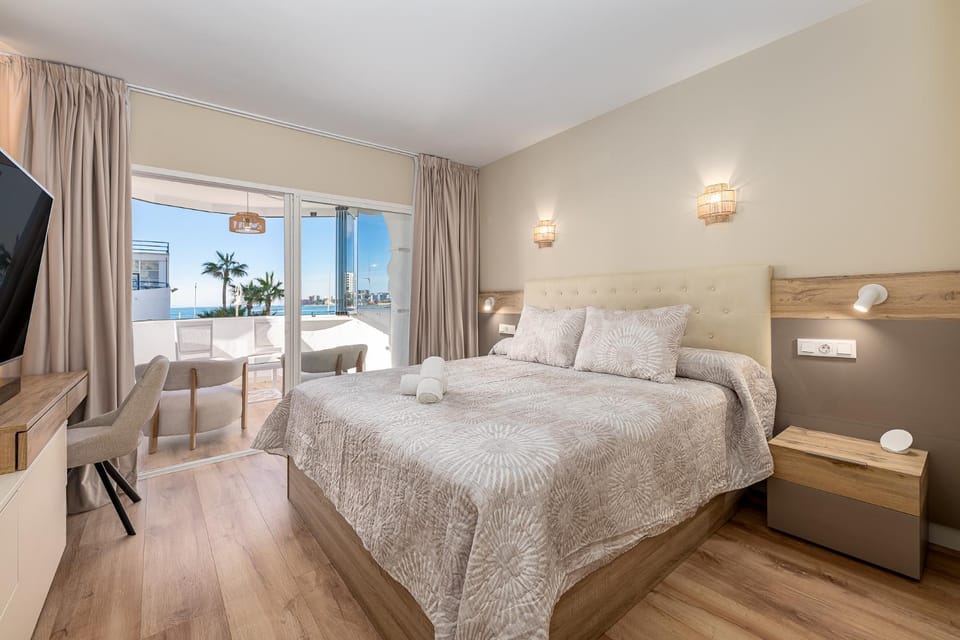 Bed, TV and multimedia, Photo of the whole room, Bedroom, Sea view