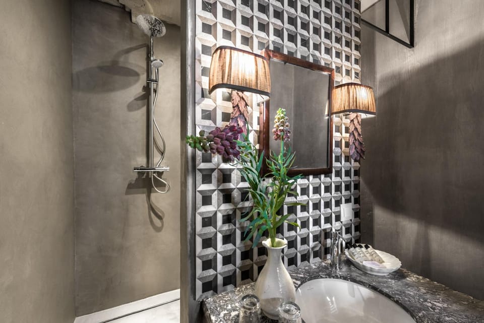 Shower, Bathroom, Decorative detail