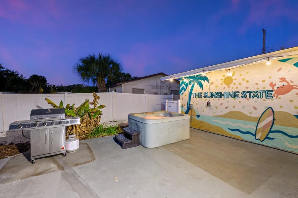 Pastel Palms - Sport Court - Pool - Hot Tub - Bar House in Bayshore Gardens