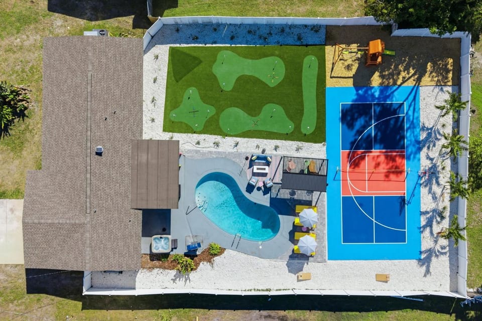 Pastel Palms - Sport Court - Pool - Hot Tub - Bar House in Bayshore Gardens