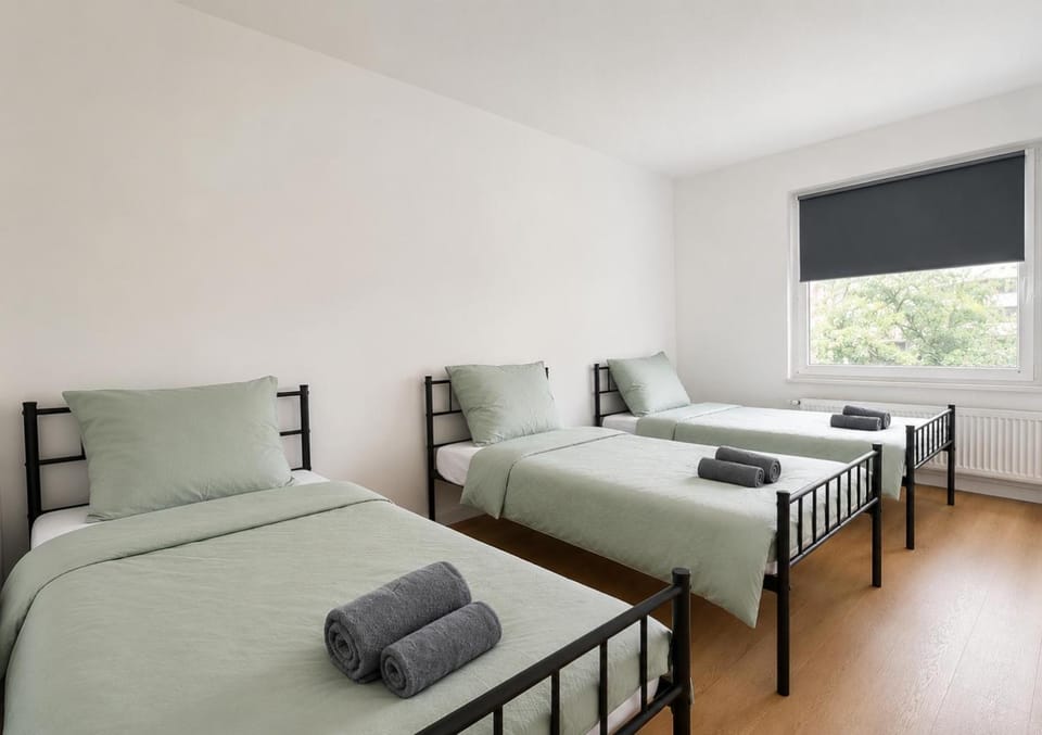 Bed, Bedroom, towels