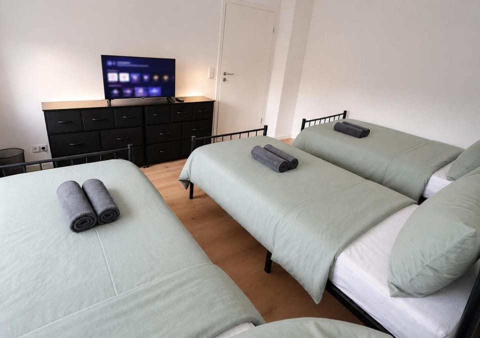 Bed, TV and multimedia, Photo of the whole room, Bedroom, towels