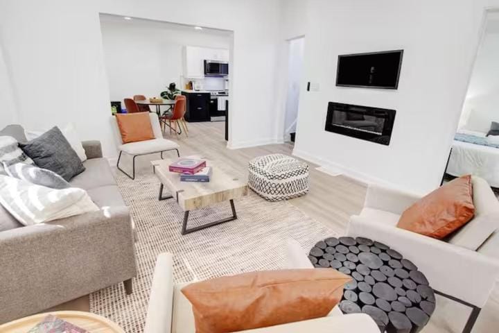 5 bedrooms for large groups near the falls Apartment in Port Colborne