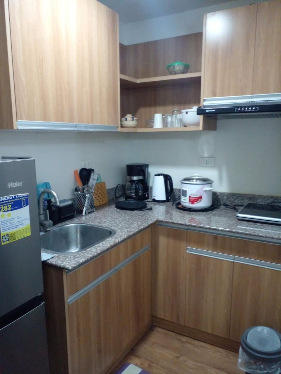 Coffee/tea facilities, Kitchen or kitchenette, stove