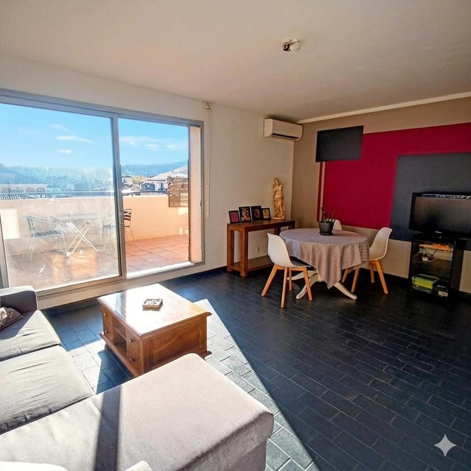 Chambre sur Toit terrasse climatisation Wi-Fi télé connectée Netflix chez l'habitant Vacation rental in French Riviera