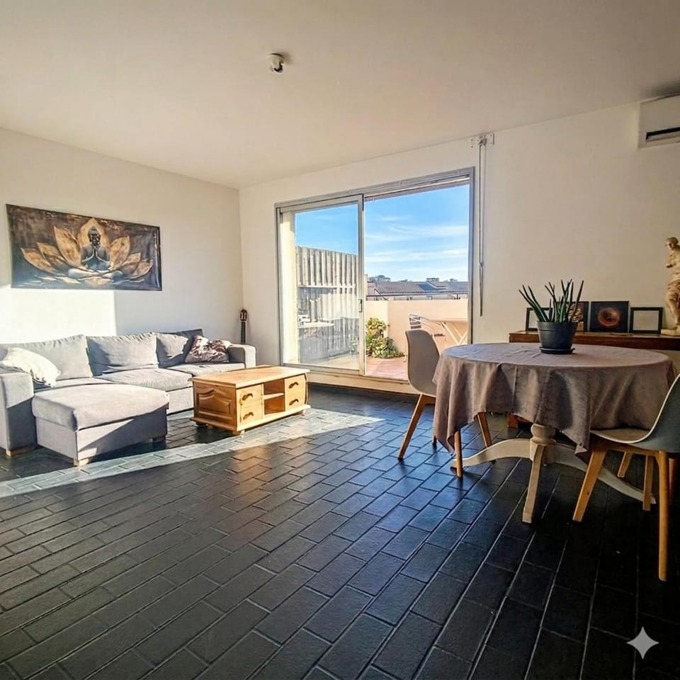 Chambre sur Toit terrasse climatisation Wi-Fi télé connectée Netflix chez l'habitant Vacation rental in French Riviera