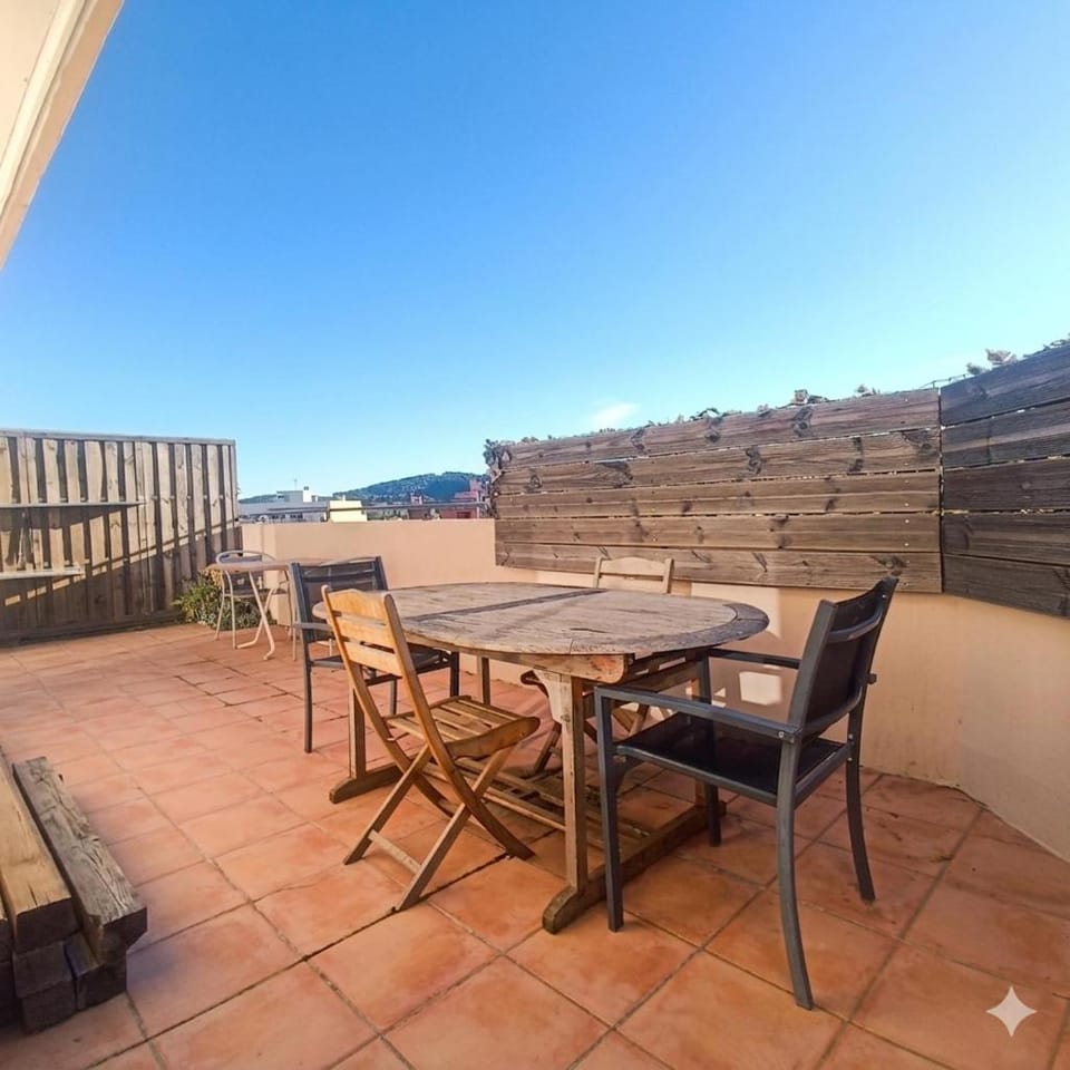 Chambre sur Toit terrasse climatisation Wi-Fi télé connectée Netflix chez l'habitant Vacation rental in French Riviera