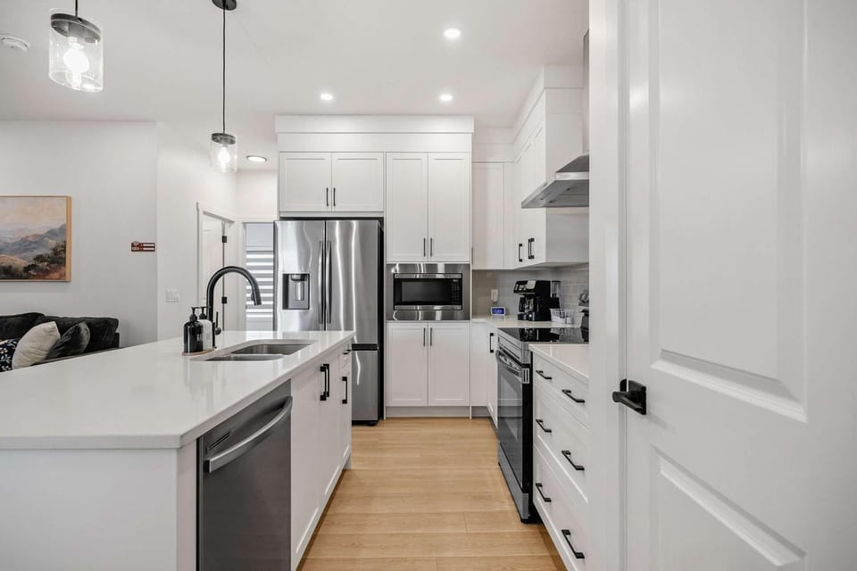 NEW Family 3BR Upper Suite w Kid's Play Den, Free Banff Pass House in Calgary