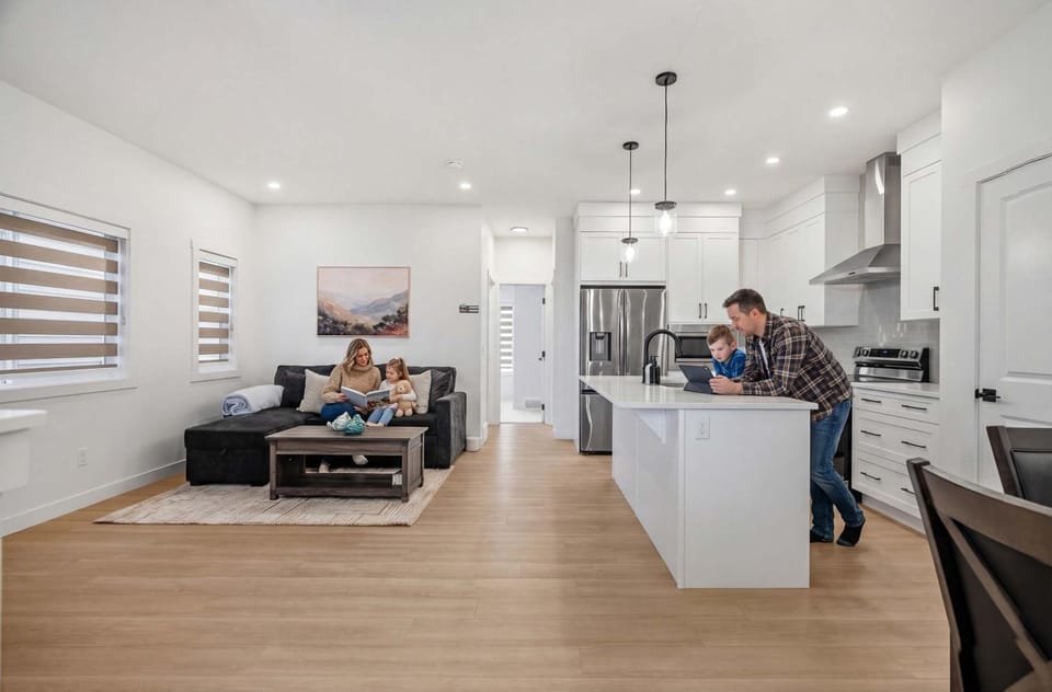 NEW Family 3BR Upper Suite w Kid's Play Den, Free Banff Pass House in Calgary