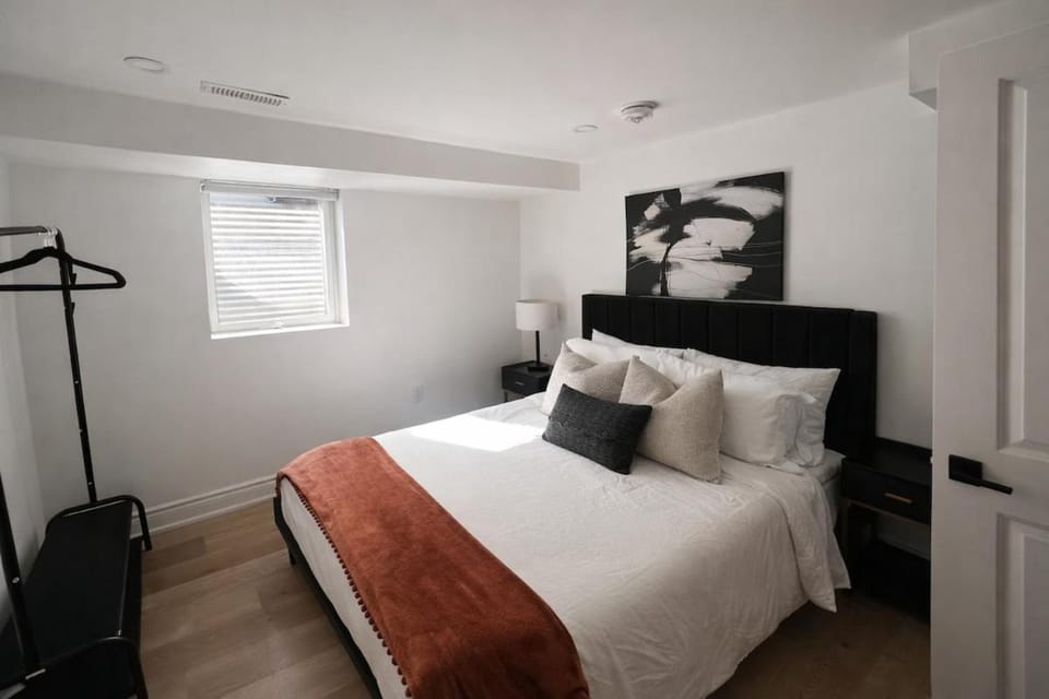 2 Bed Newly Renovated unit near Falls and Buffalo Apartment in Port Colborne