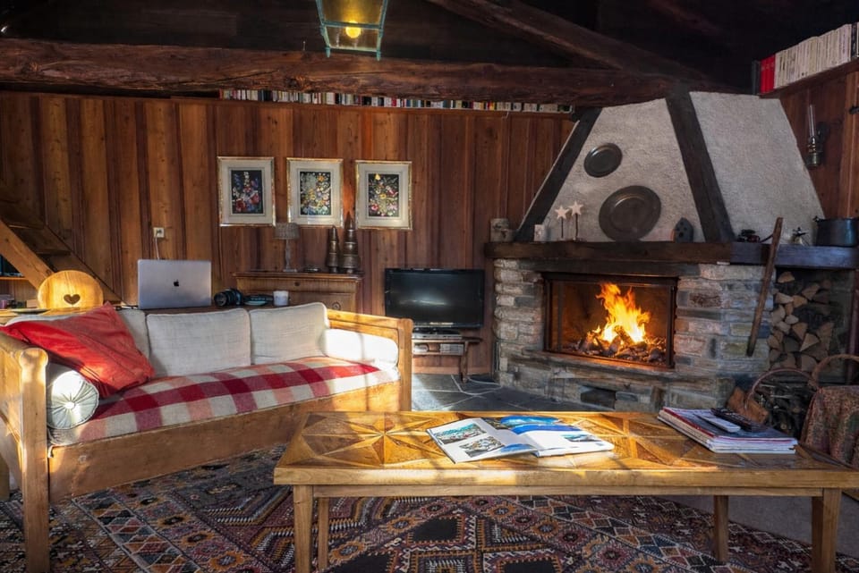 TV and multimedia, Seating area, fireplace