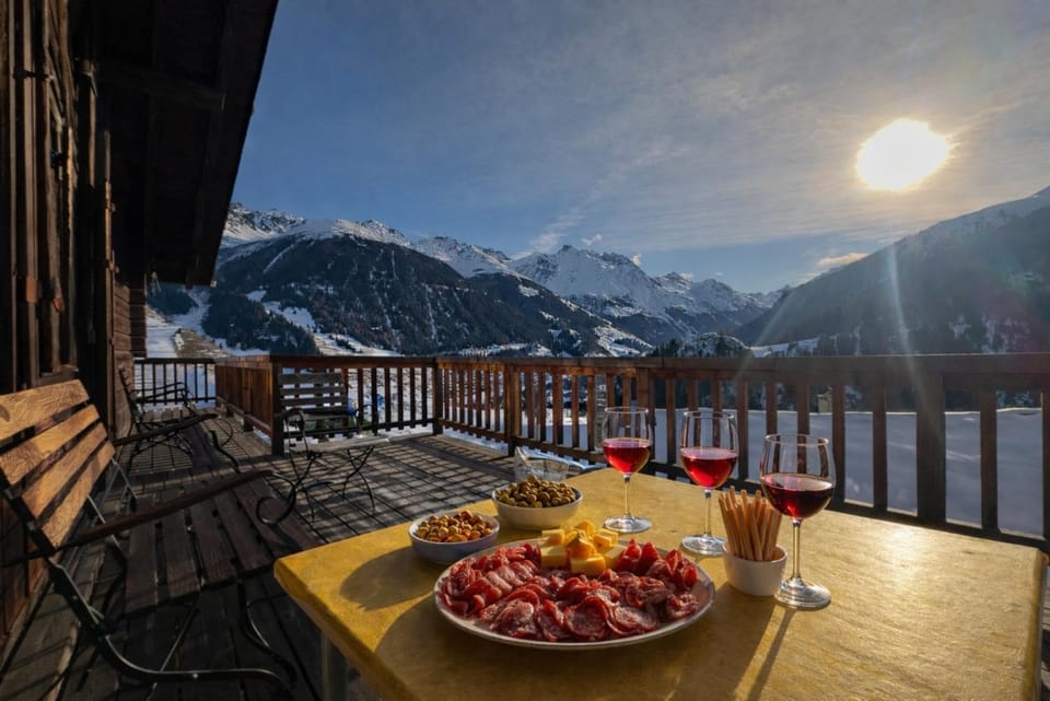 Patio, Day, Winter, Dining area, Mountain view