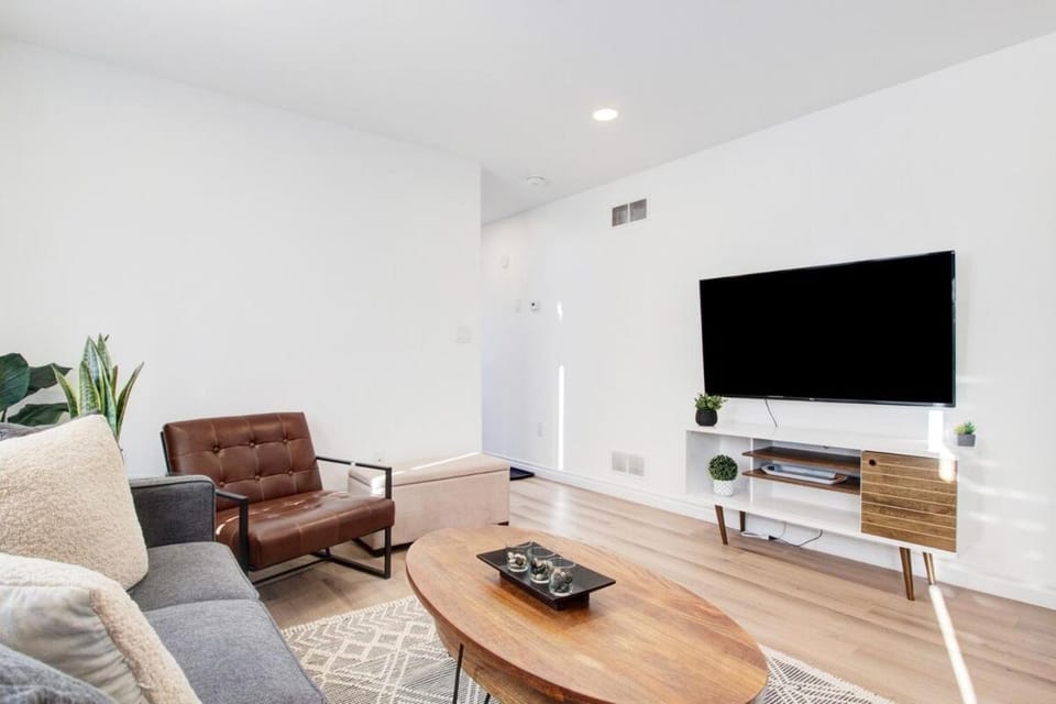 Stylish 3BR Steps to Canal, Easy Drive to Falls Apartment in Port Colborne