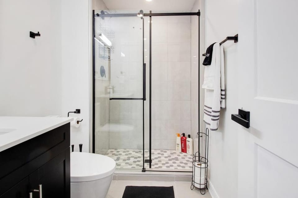 Stylish 3BR Steps to Canal, Easy Drive to Falls Apartment in Port Colborne