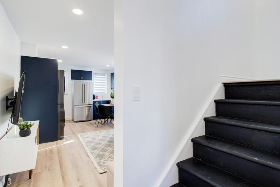 Stylish 3BR Steps to Canal, Easy Drive to Falls Apartment in Port Colborne