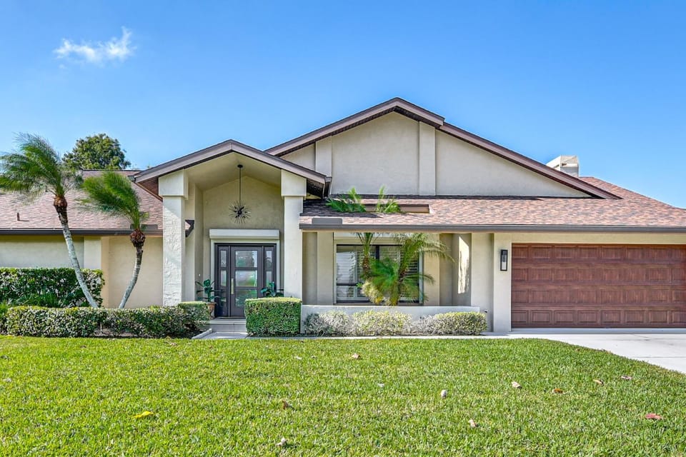 Golf Course View, Pool & Lanai! Upscale Naples Gem House in North Naples