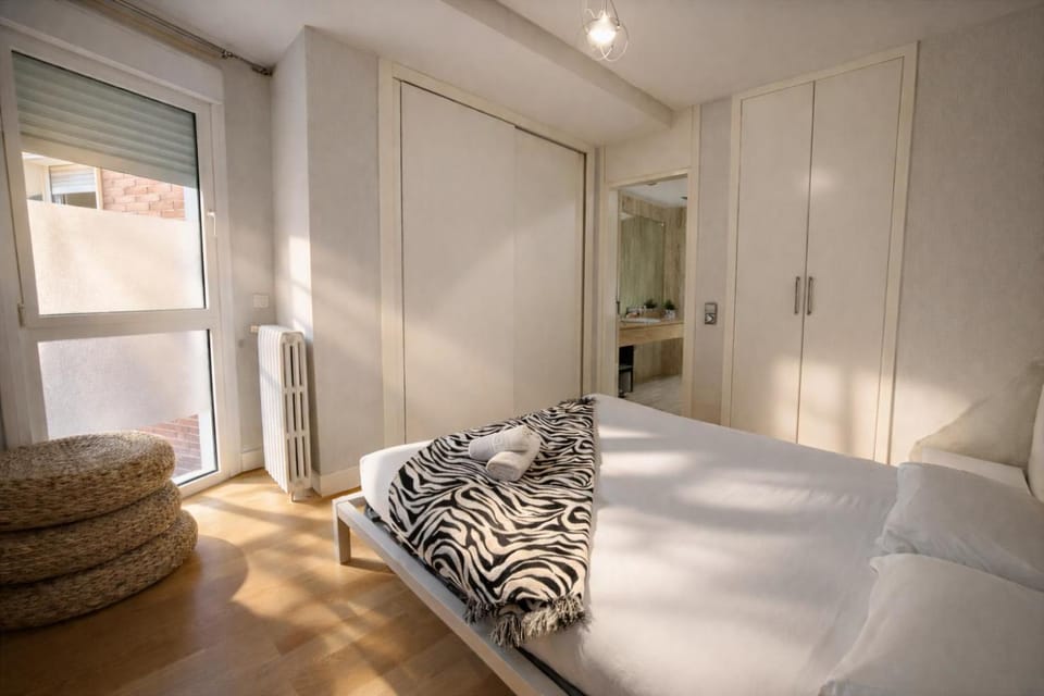 Bed, Decorative detail, towels