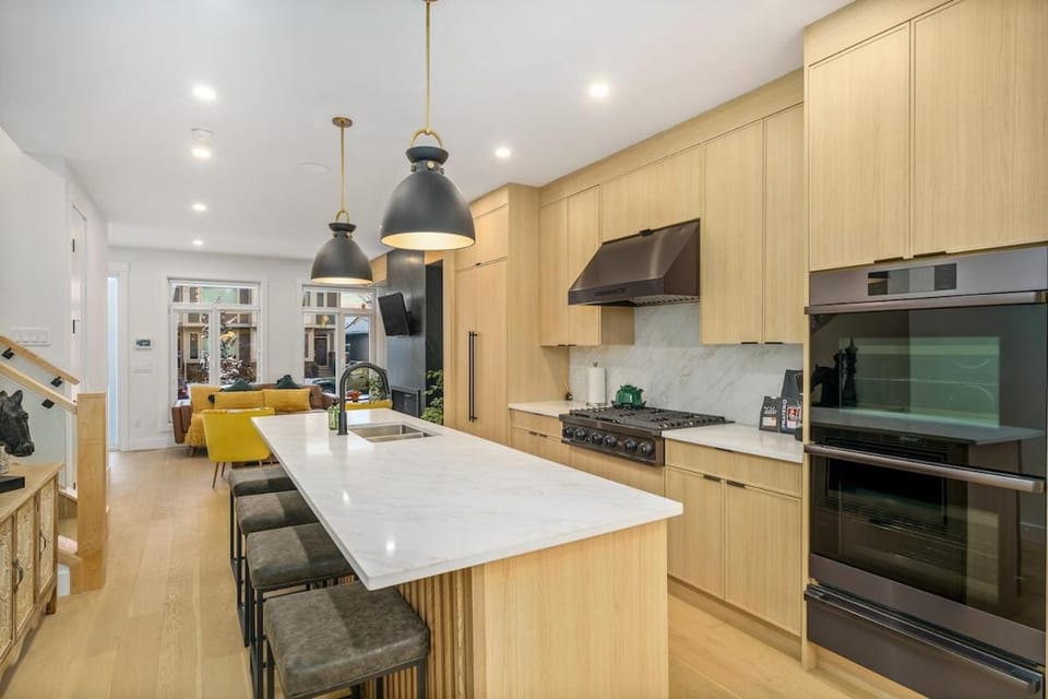 Trendy Bridgeland, Fireplace, King Beds, AC House in Calgary