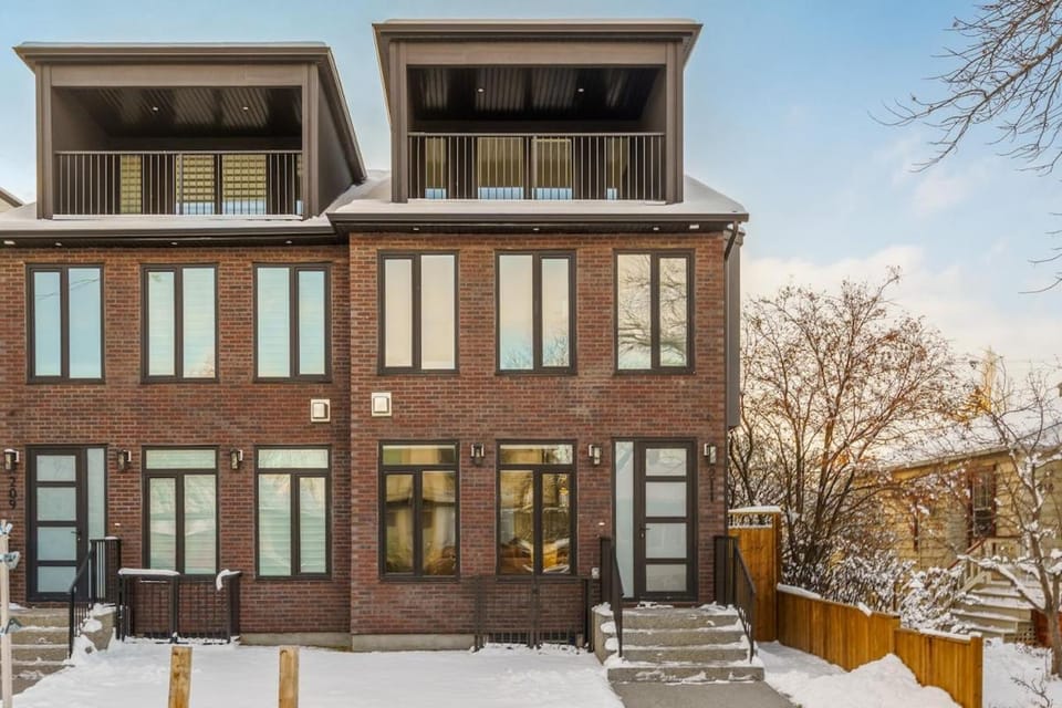 Trendy Bridgeland, Fireplace, King Beds, AC House in Calgary